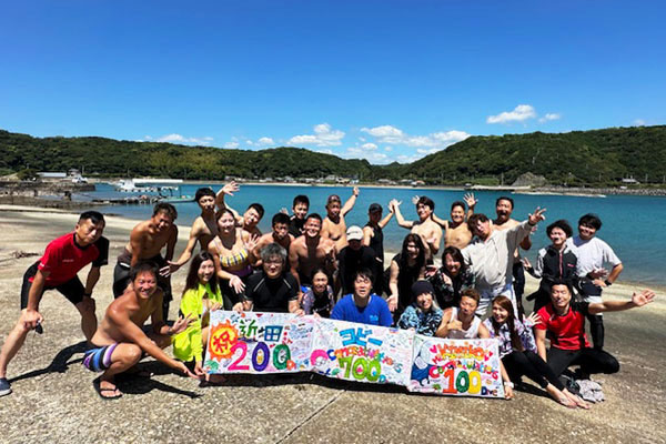 ダイビング仲間との集合写真